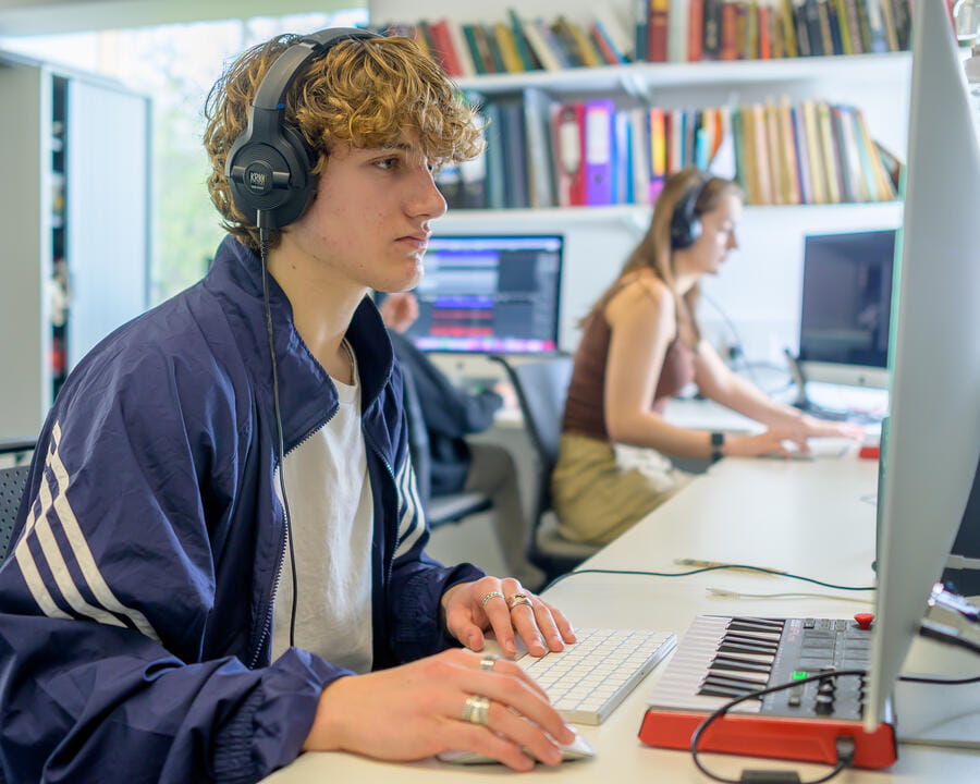 Doverbroecks 6th form-352